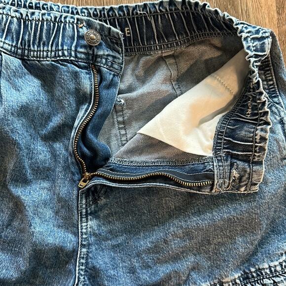 American Eagle High Waist Mom Shorts Size 4 Distressed Vintage Wash Ruffle Hem - Picture 4 of 8